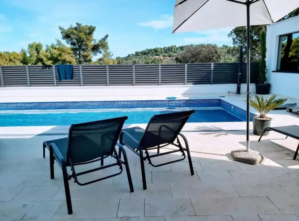 Sunset Villa Aves with Pool, Gym and Sauna