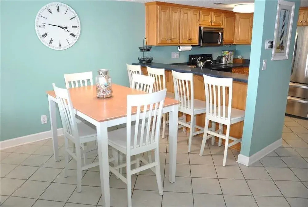 Beach Villa E - 3 Br condo by RedAwning