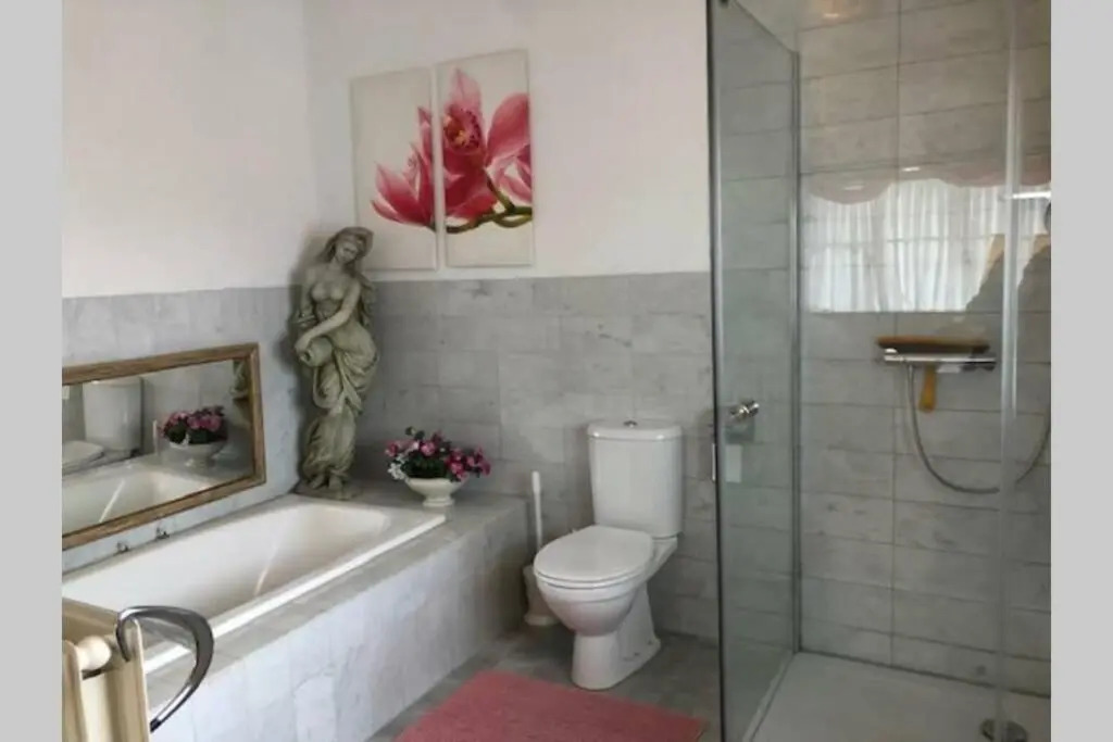 Vrijstaande rietgedekte villa nabij uitvalswegen