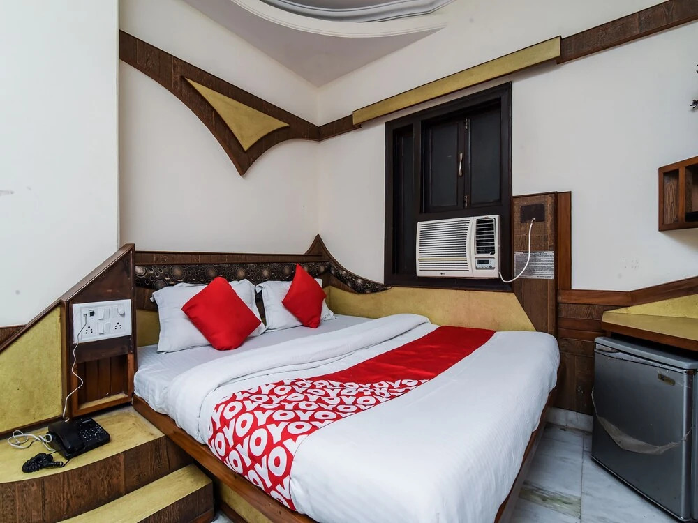 OYO 20000 Hotel Cottage Crown Plaza