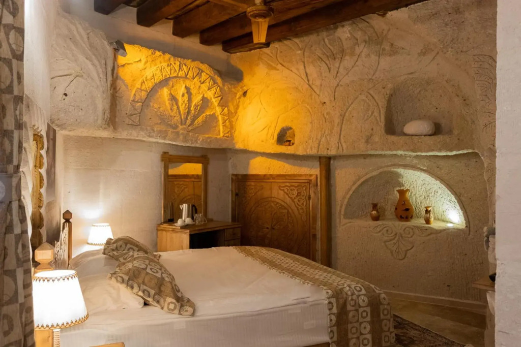 Elite Cave Suites