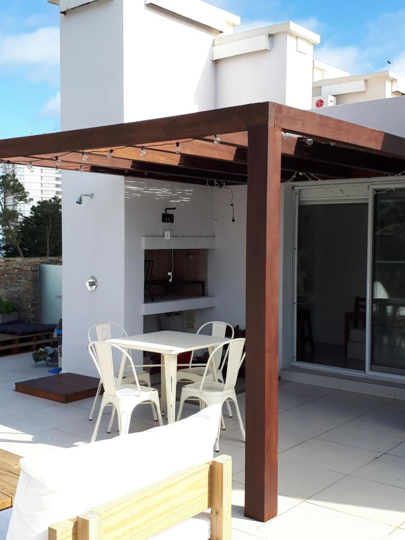 Estudio con parrillero y vista al mar