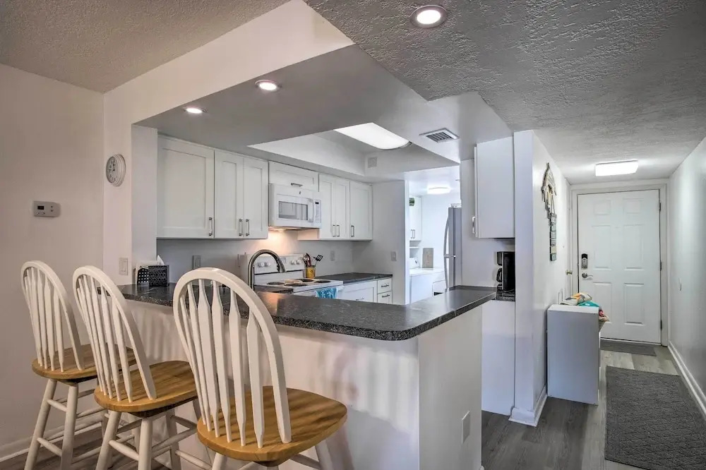 Sunny Cocoa Beach Condo w/ Balcony & Pool Access