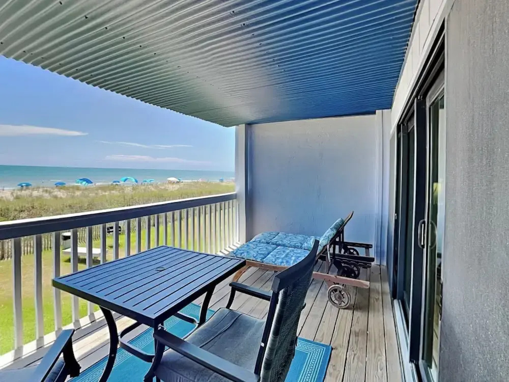 Oceanfront Condo with pool - Walk to the Tiki Bar