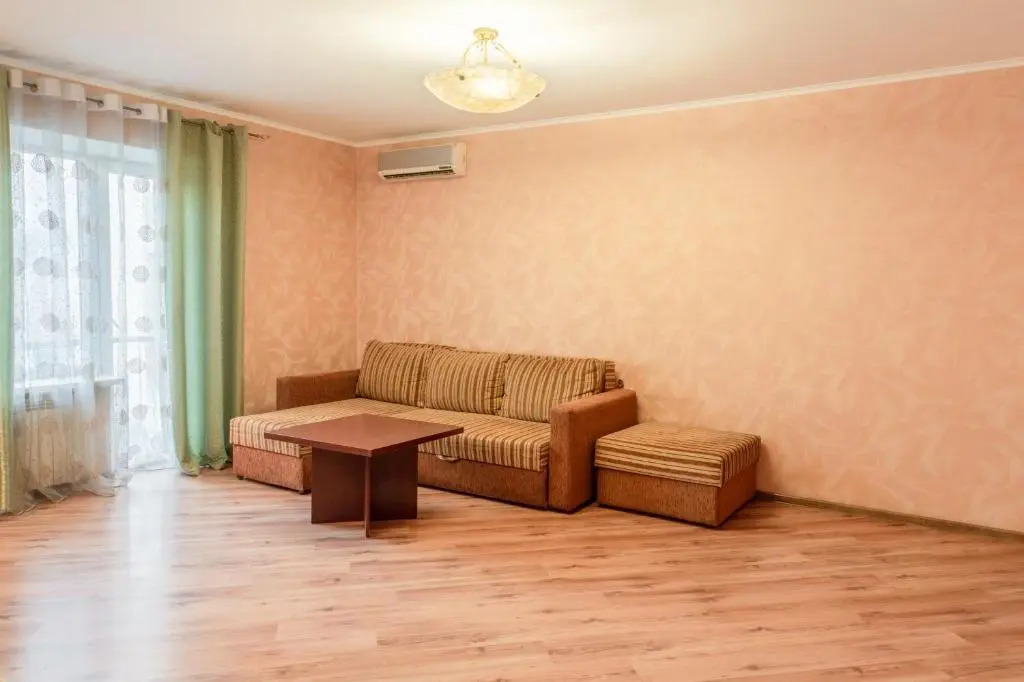 Apartment Triokhsviatytelskaya Street 3