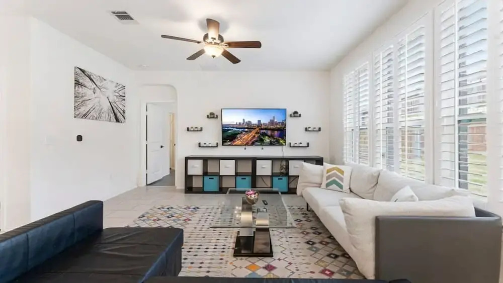 Cozy 4BR House Close to Cota DT w Fast Wifi