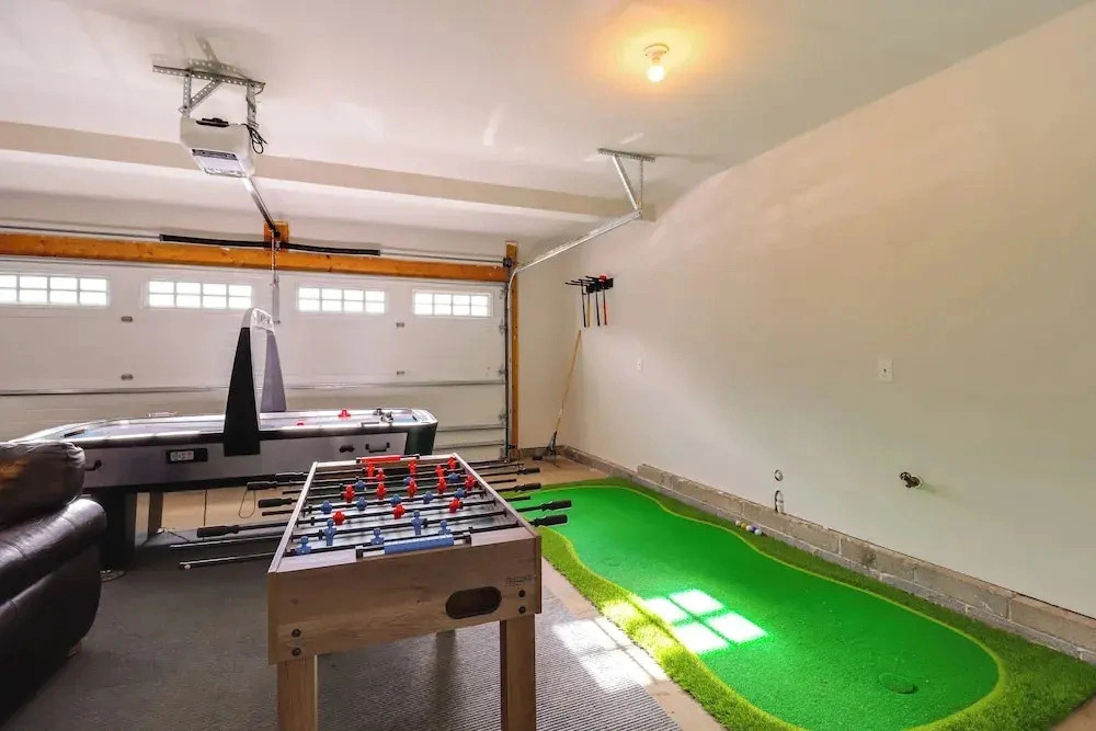 Walk to Big Boulder Mtn & Lake, Home w/ Hot Tub