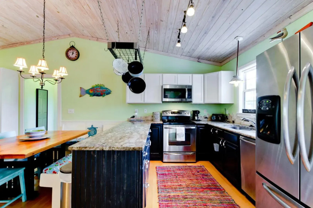 Captain's Quarters Spinnakers - 202 - 56th 1