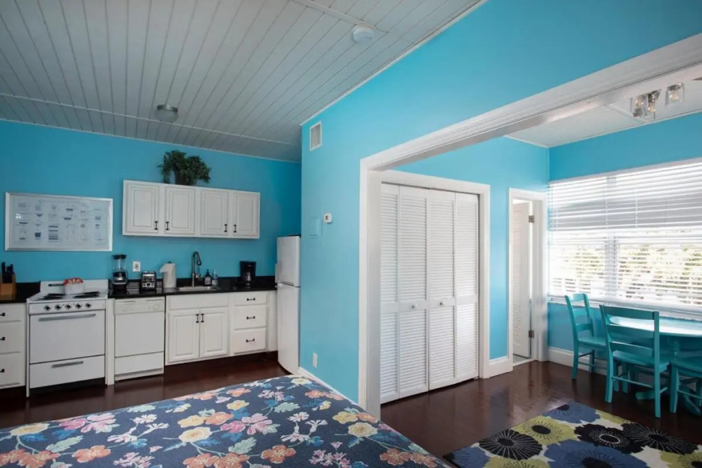 Duval Street Suite overlooking Duval w parking and pool