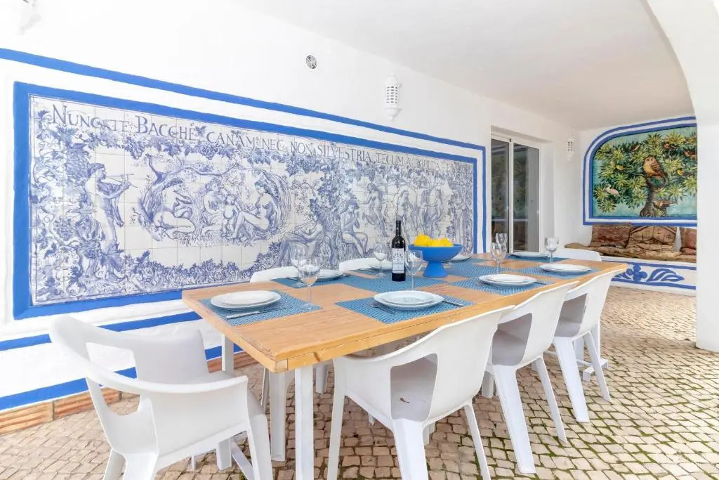Villa Oasis Hidden Gem Heart of Village Pool Courtyard