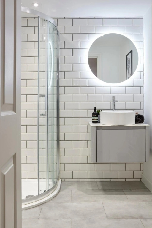 Stylish, spacious flat with private parking