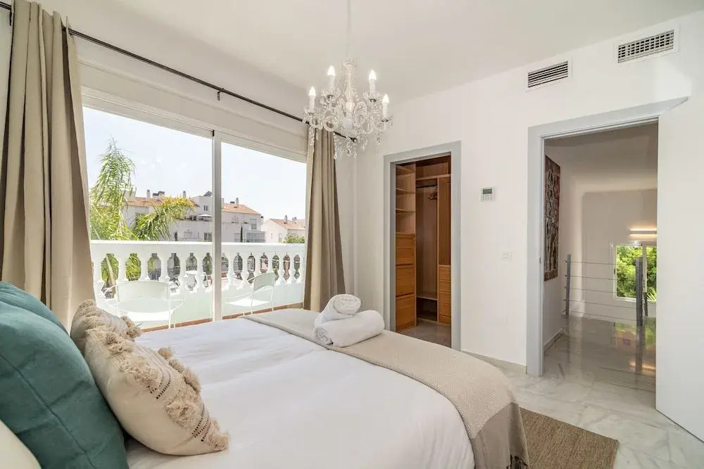VACATION MARBELLA I Sunny Camelia Villa Heated pool, Recently Renovated, Best Residential Neighborhood in Benalmadena, Short walk to the beach, Cinema Room