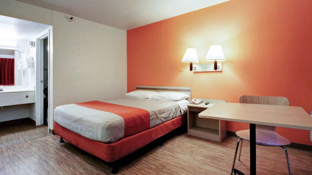 Super 8 by Wyndham Woods Cross - Salt Lake City North