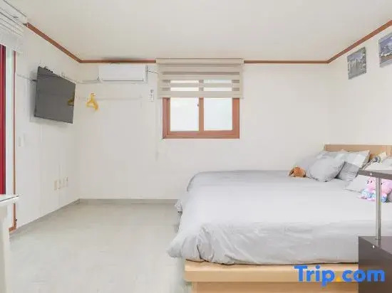 Hongdae Lovely  House. Big Room. Hongdae University Station. Exit 7. Walk 2 min