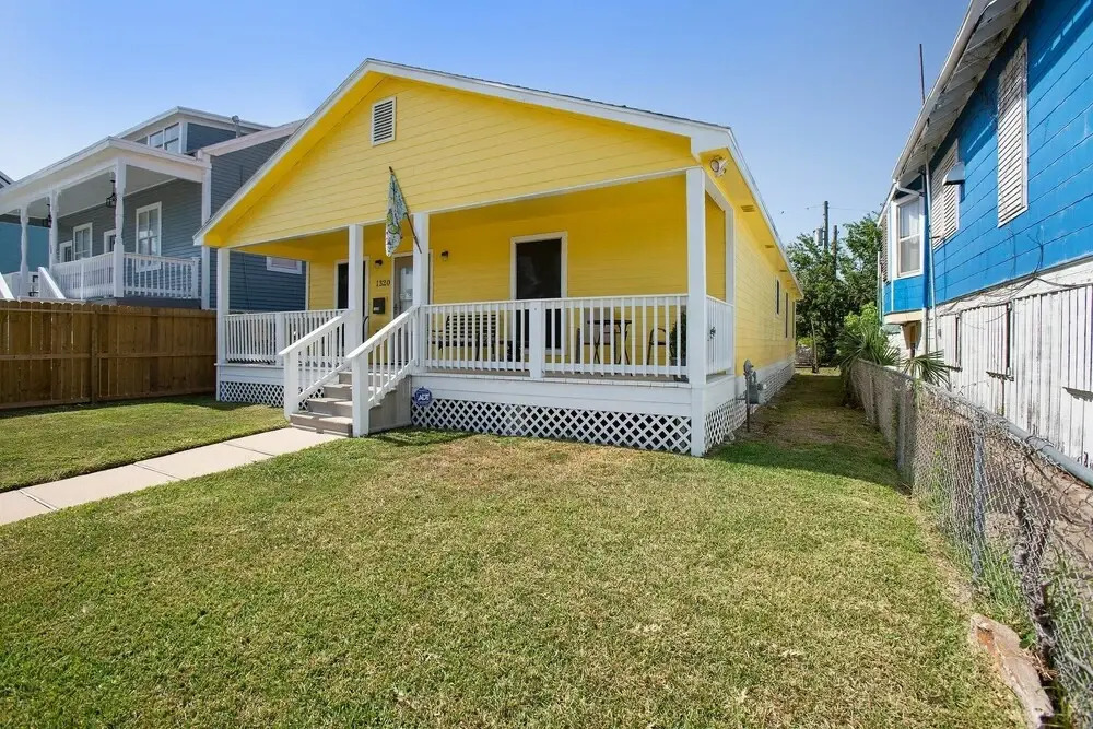 Beach - Lover Island Getway 4 Bedroom Home by Redawning