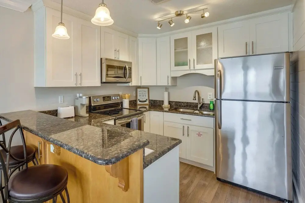 Charming PCB Condo w/ Balcony: Walk to Beach!