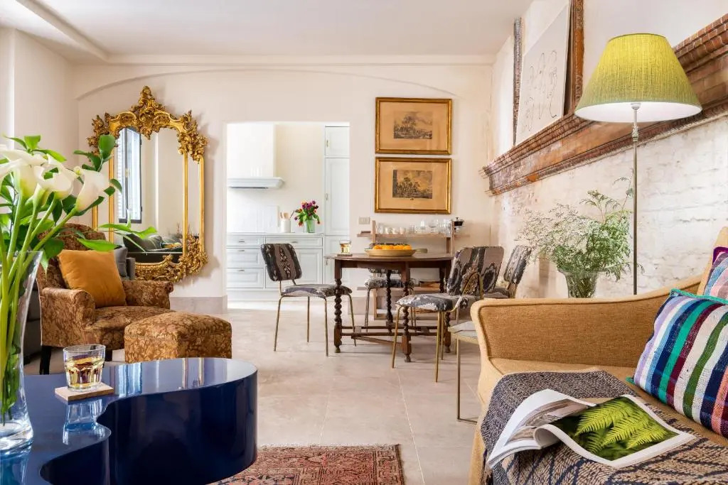 Villa Alfonso, Luxury Villa In Midtown, Parking