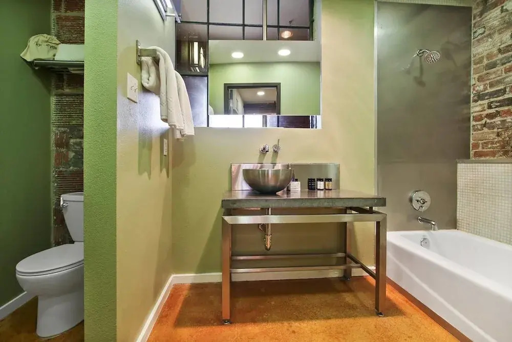 Luxury 2br/2ba Rooftop Apt in CBD by Domio