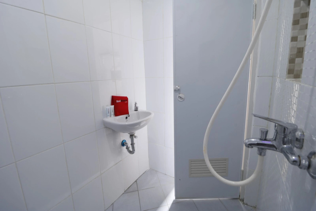 RedDoorz Plus Syariah near Mall Pondok Indah