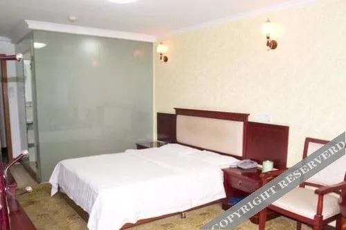 Sanyang Hotel(深圳三阳酒店（深圳双龙地铁站店）)