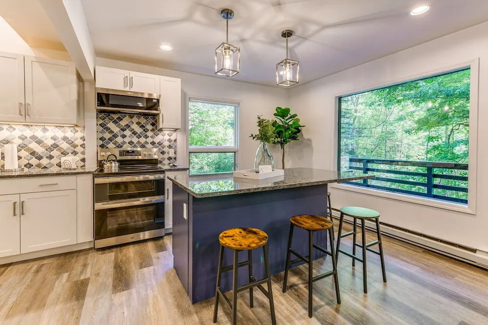Modern Waynesville Cabin ~ 9 Mi to Lake Junaluska!