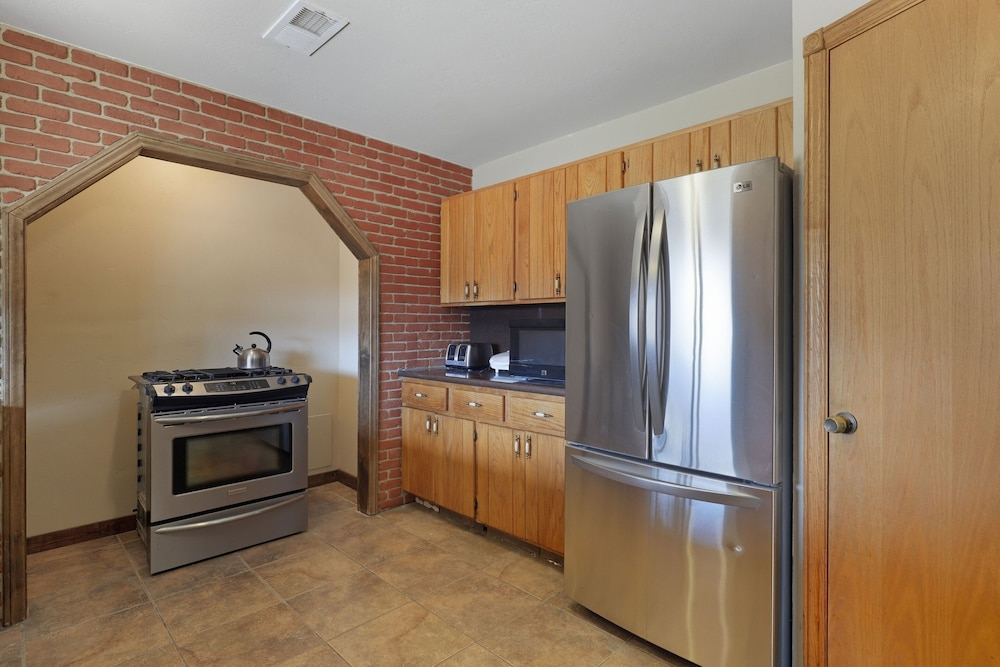 Desert Paradise: Walk to Pappy's - EV and Sleeps 8
