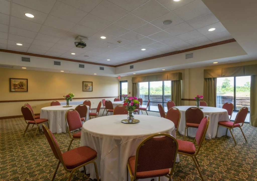 Holiday Inn Express & Suites Lexington North West-The Vineyard by IHG