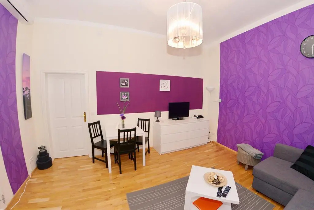 Joe's Apartments - 1010