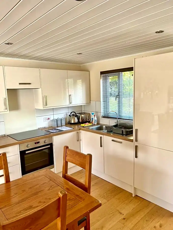 Pet-Friendly Waterside Lodge - Cotswold Water Park