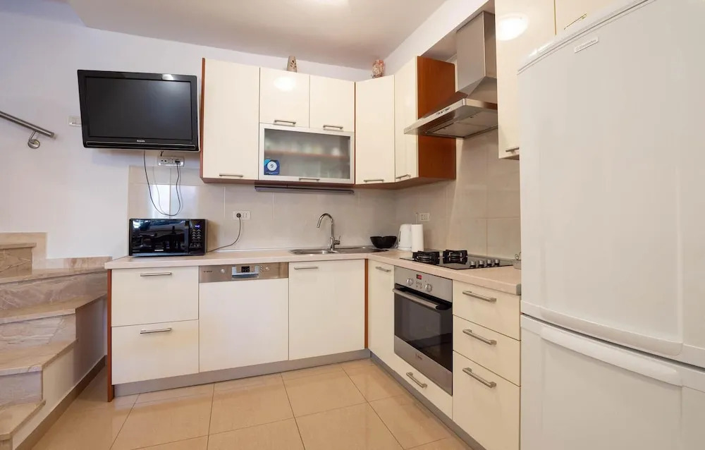 4 Bedroom Beach Front Home In Split