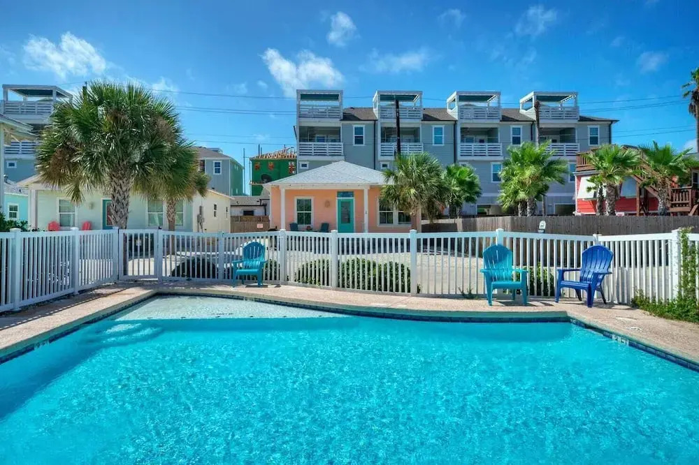 Shared Pool, Walkable to Beach, Vibrant Beachy Design! Bay Bliss by Avantstay