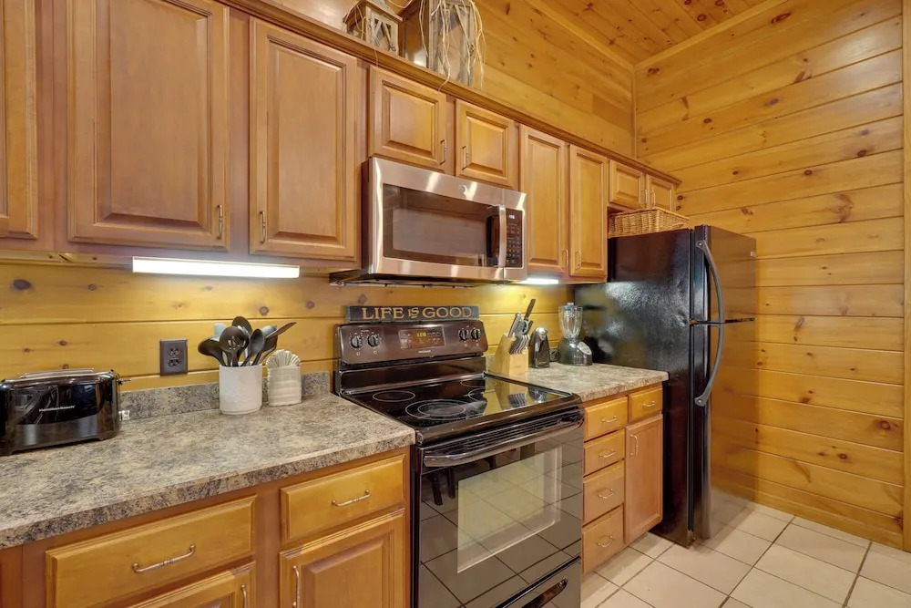 Cabin w/ Hot Tub & Deck, Near Smoky Mtn Trails!