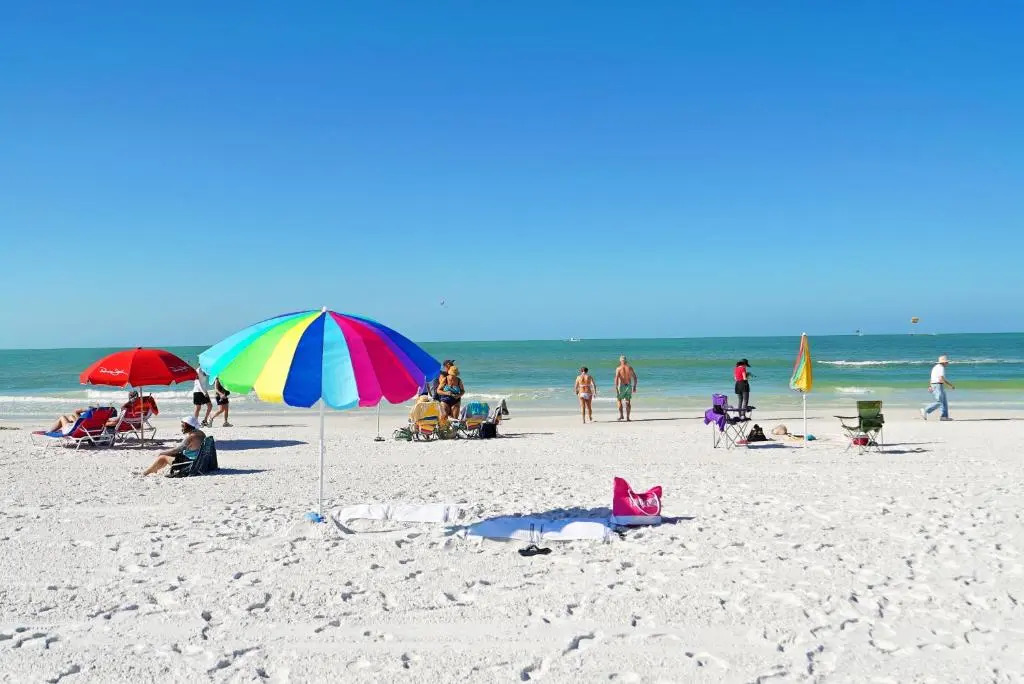 Modern & Fresh - Less than 3 miles to the Beach