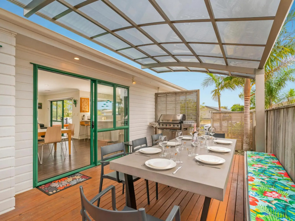 The Sunny Bach - Cooks Beach Holiday Home