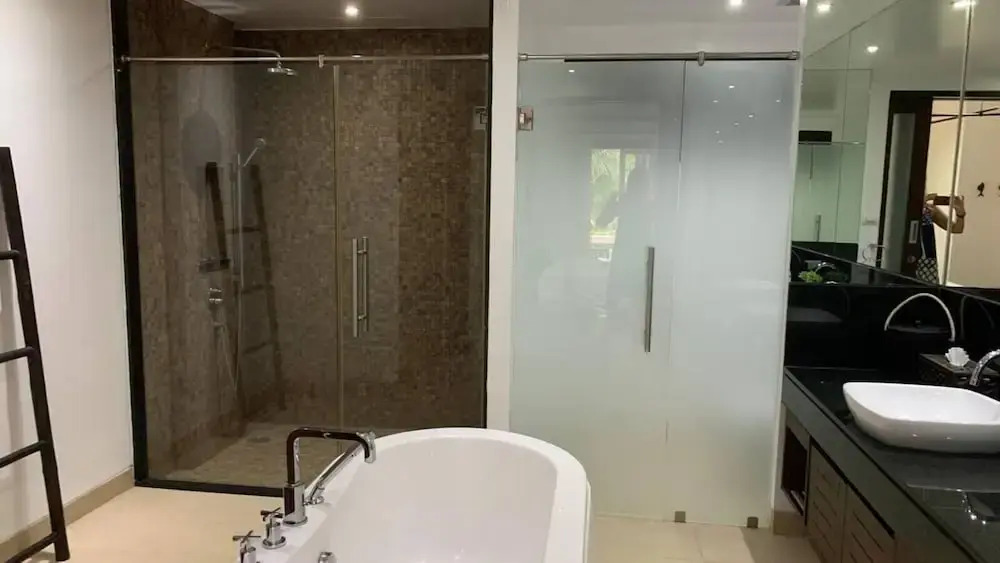 Beachfront and Pool 2 BR Apt- Celeena 870