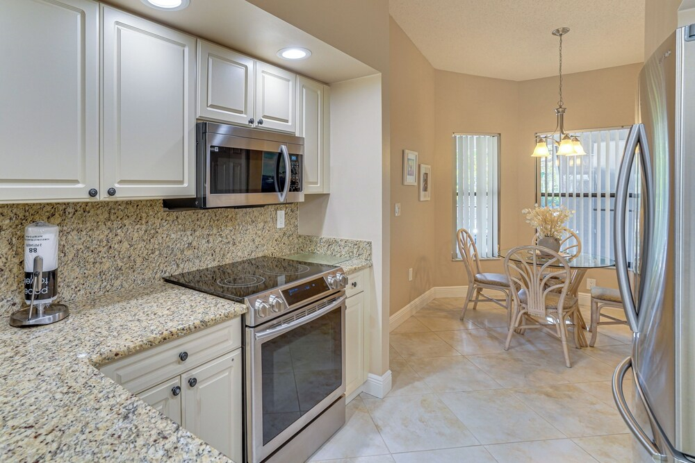 Resort-style Condo 6 Mi to Bradenton Beach!
