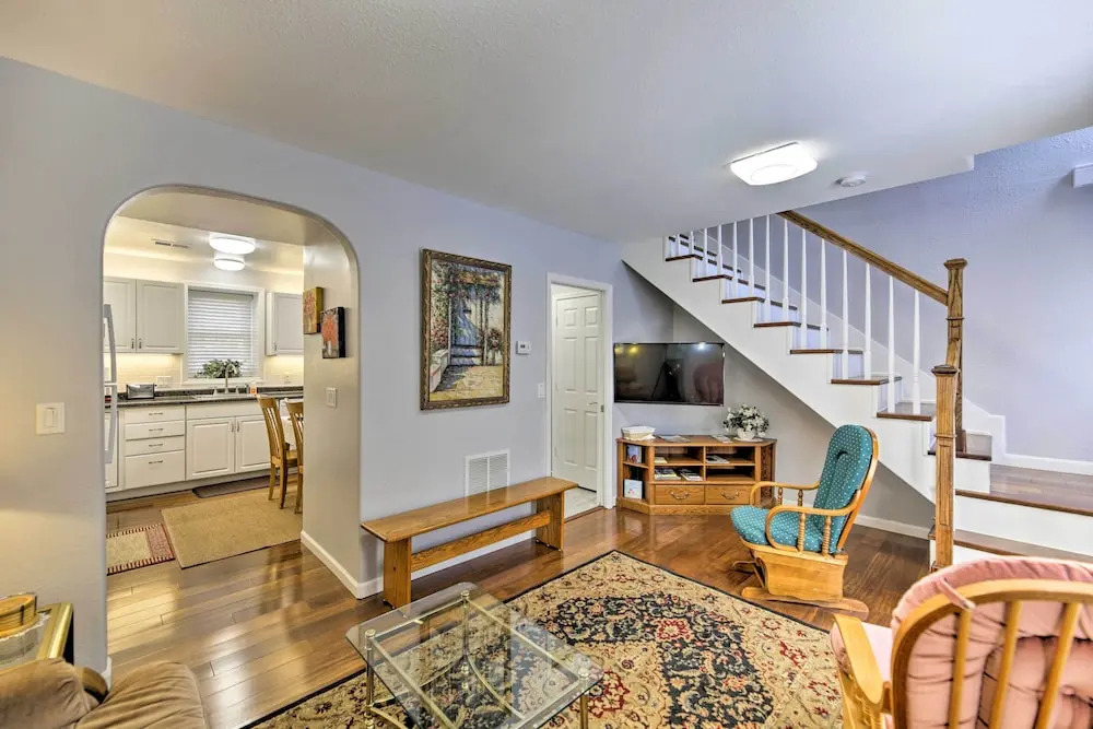 Charming Historic Condo - Walk to Downtown & UW