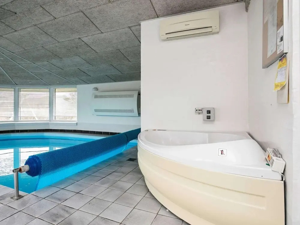 Spacious Holiday Home in Humble near Beach