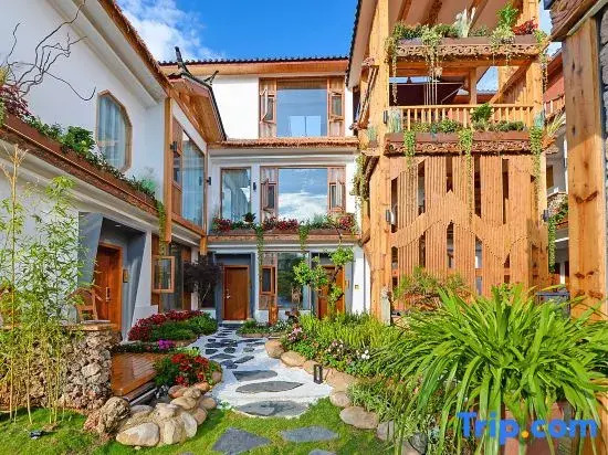 LiJiang Ancient Town DaMei Huasu · JuShe | SenYe Glowscape Designer Homestay (Dashuiche Branch)
