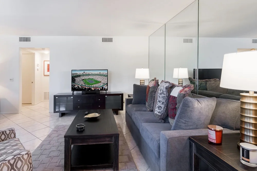 2501 N Indian Canyon Condo Unit 601 1 Bedroom 2 Bathrooms Condo