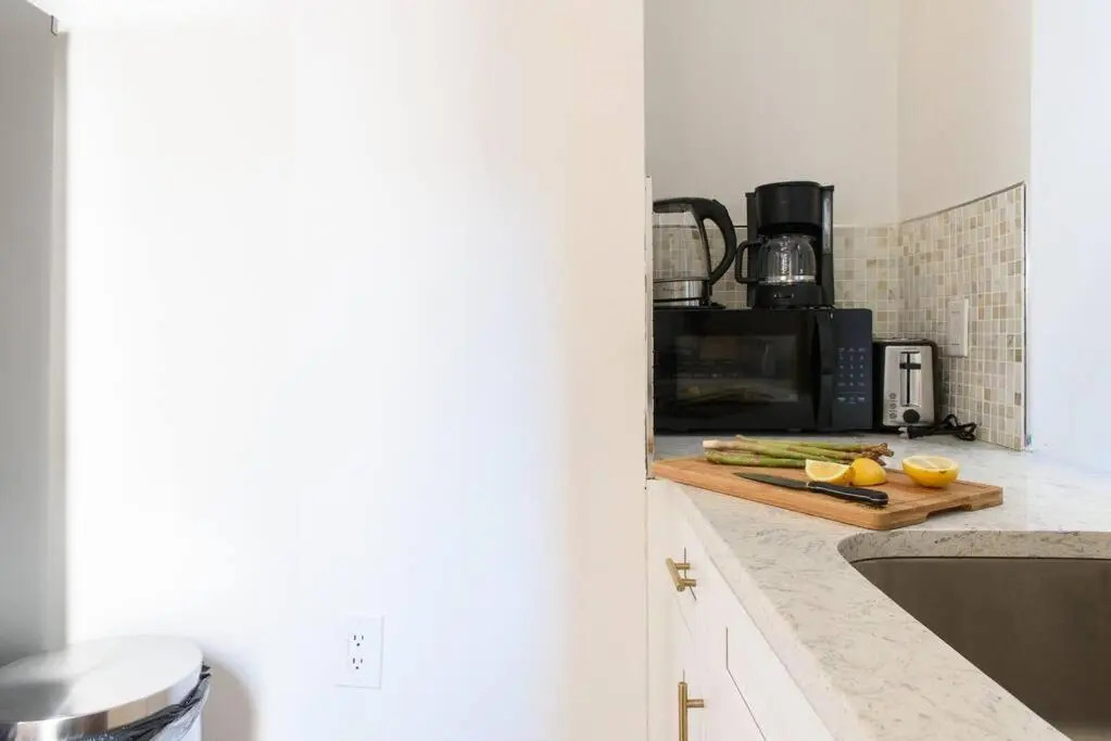428-4r Prime Midtown Large 2 BR Newly Furnished