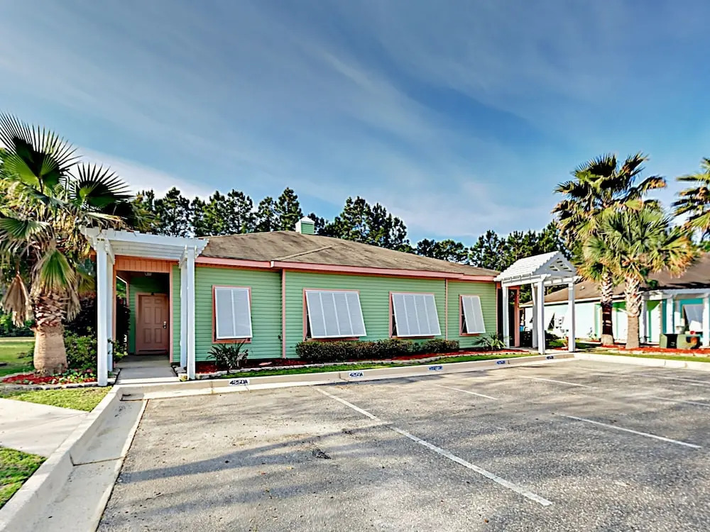 Coastal Oasis Near Beach W/ Pool, Grill & Pond 3 Bedroom Condo