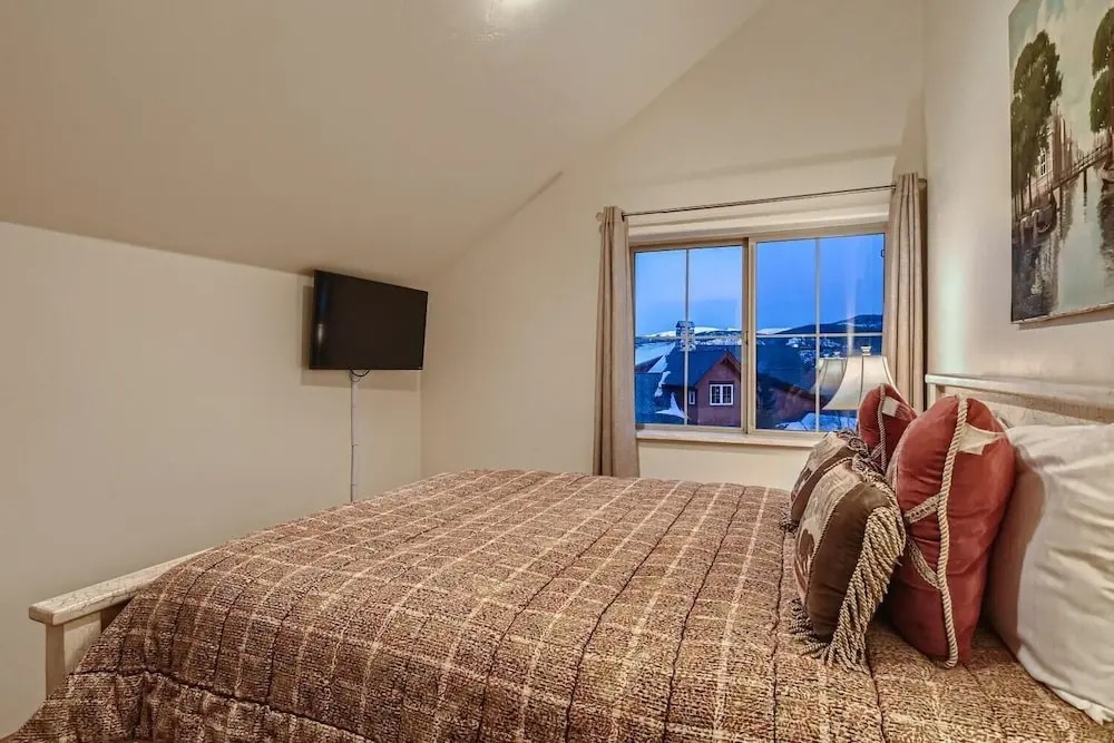Drake Landing #a8 3 Bedroom Condo by RedAwning