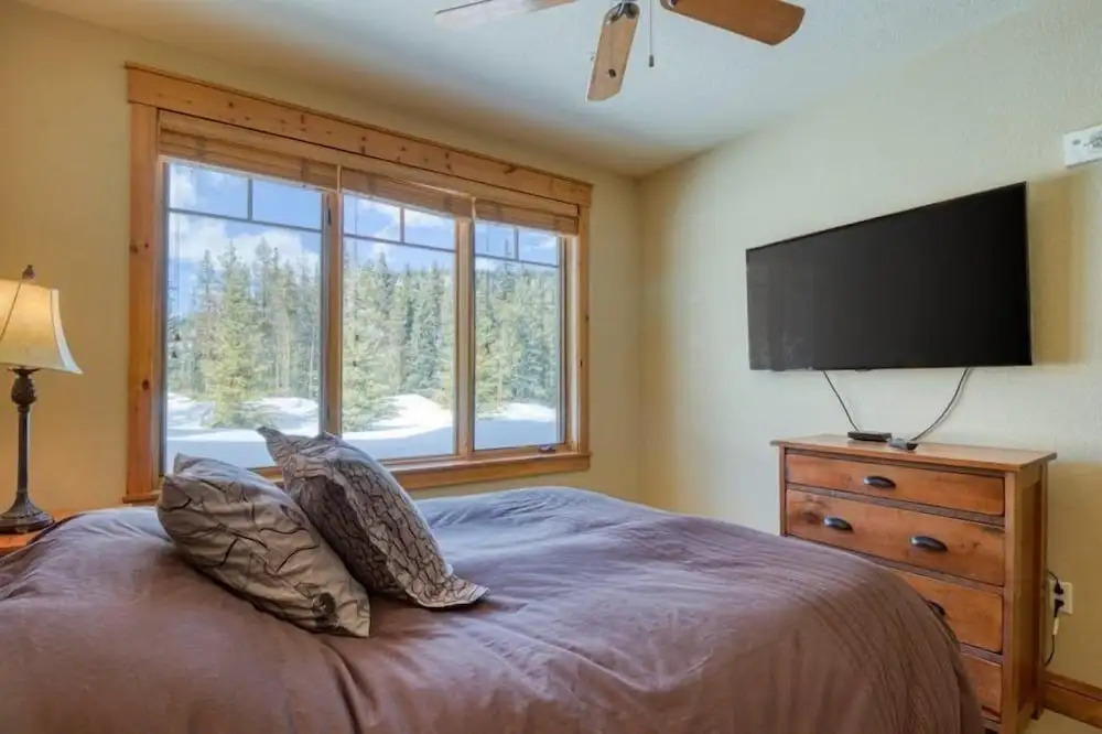 Private Family Friendly 2 Bedroom Townhome Located In East Keystone With Access To Free Shuttle Service