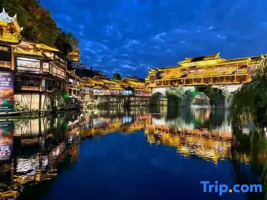 Shanming High-end Guest House(Tuojiang Branch,Fenghuang Ancient City)