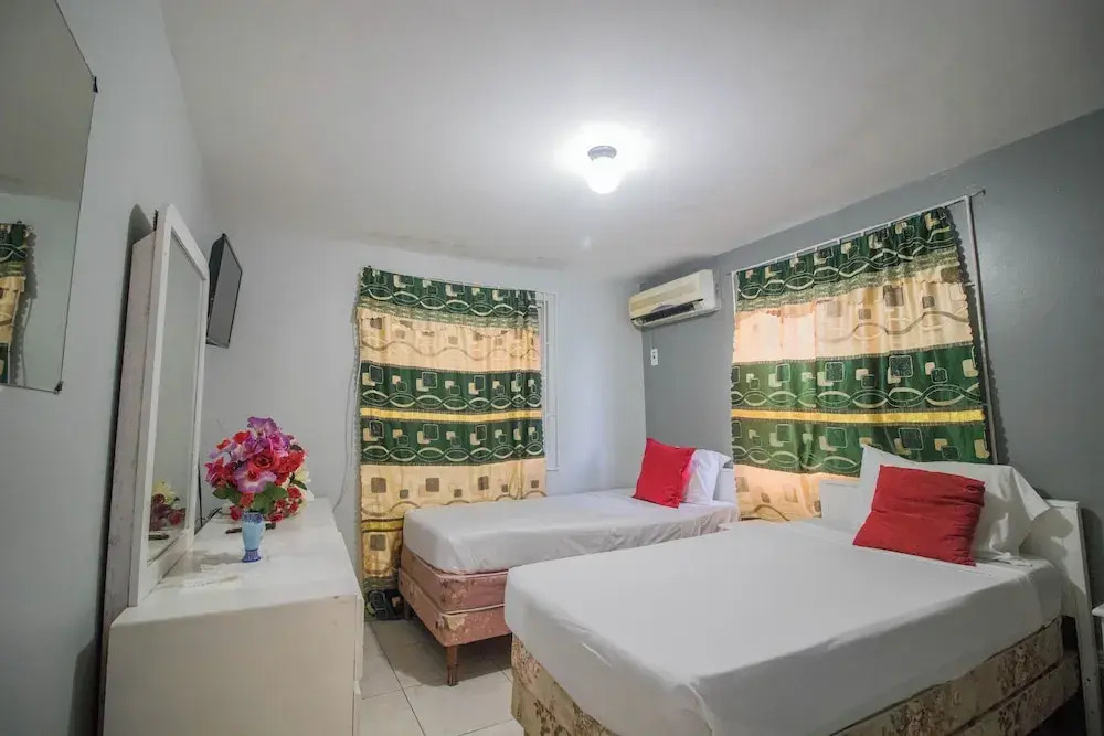 9 bed Villa Montego 10 Minute Walk to the Beach