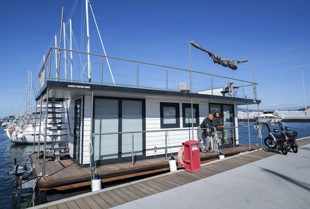 ALMALO Floating House - Casa Galleggiante