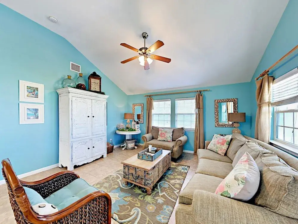 3BR 2BA 1.5 Blocks to Beach by RedAwning