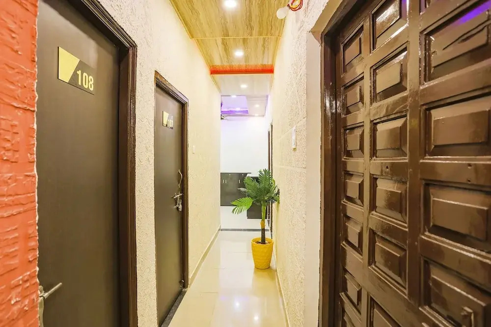 Fabhotel Universal Stay Inn