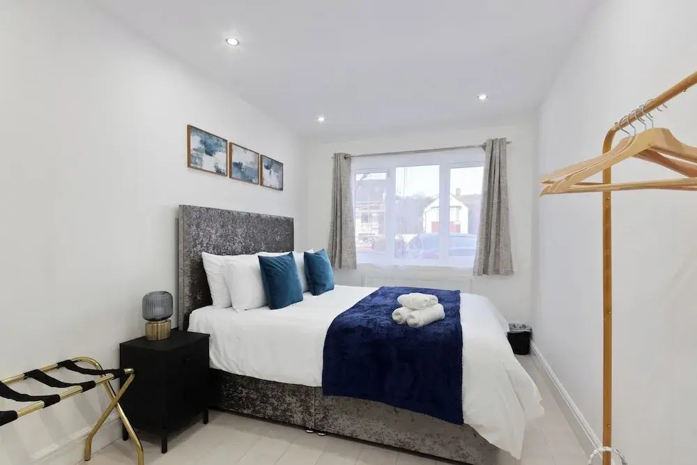 4 Bed - Sleeps 9 - Free Parking - 20 min Gatwick